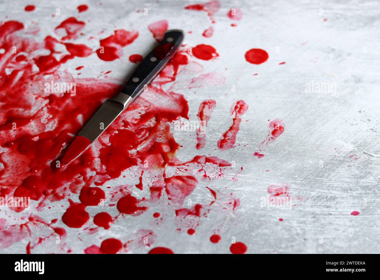 Sang sur la lame d'un couteau. Scène sanglante désordonnée. Concept de science médico-légale. Banque D'Images