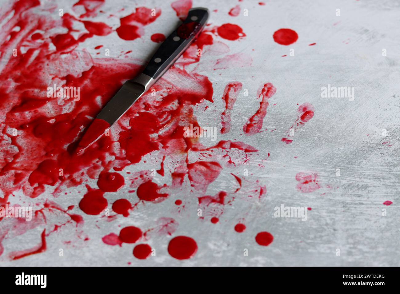 Sang sur la lame d'un couteau. Scène sanglante désordonnée. Concept de science médico-légale. Banque D'Images