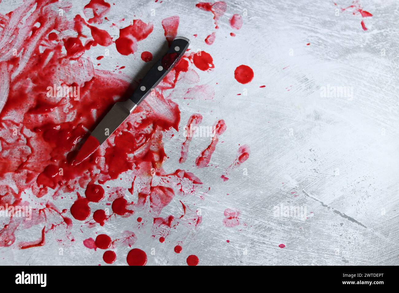 Sang sur la lame d'un couteau. Scène sanglante désordonnée. Concept de science médico-légale. Banque D'Images
