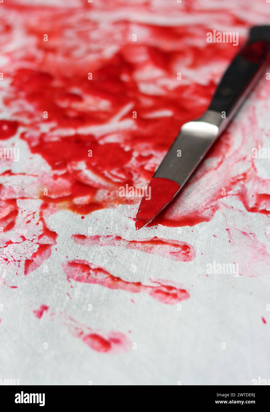 Sang sur la lame d'un couteau. Scène sanglante désordonnée. Concept de science médico-légale. Banque D'Images