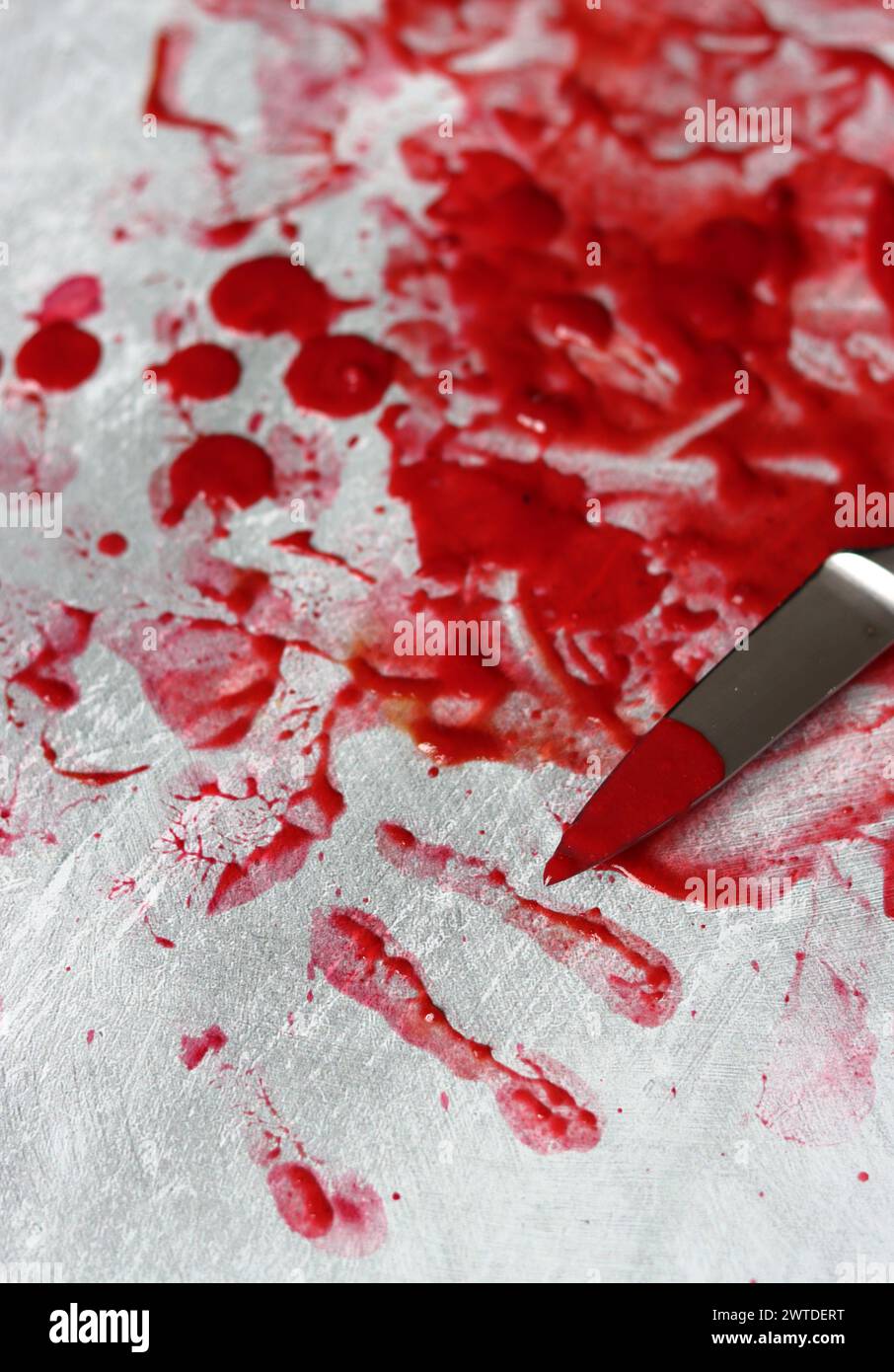 Sang sur la lame d'un couteau. Scène sanglante désordonnée. Concept de science médico-légale. Banque D'Images
