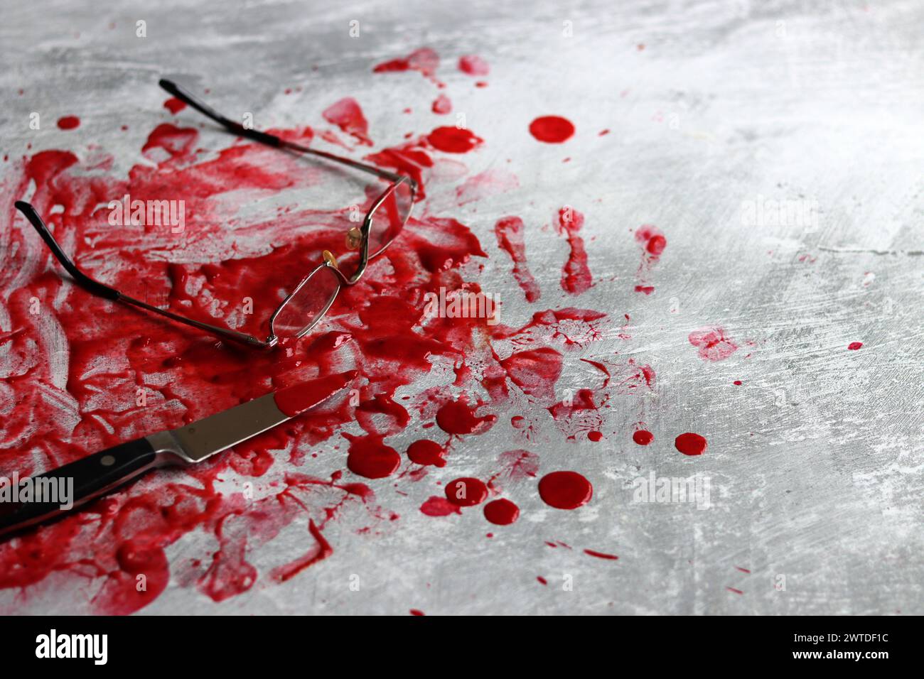 Sang sur la lame d'un couteau. Scène sanglante désordonnée. Concept de science médico-légale. Banque D'Images