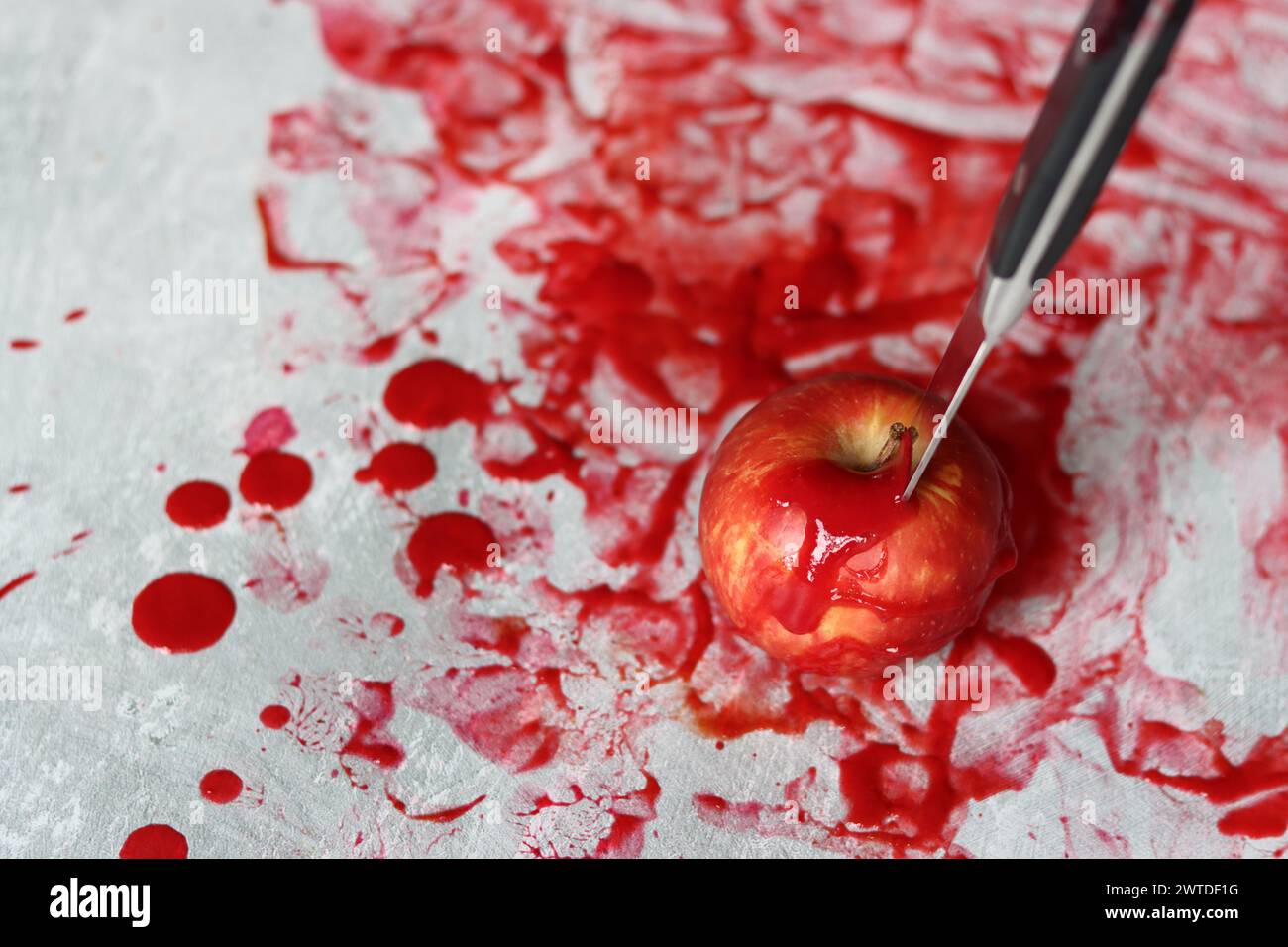 Sang sur la lame d'un couteau. Scène sanglante désordonnée. Concept de science médico-légale. Banque D'Images