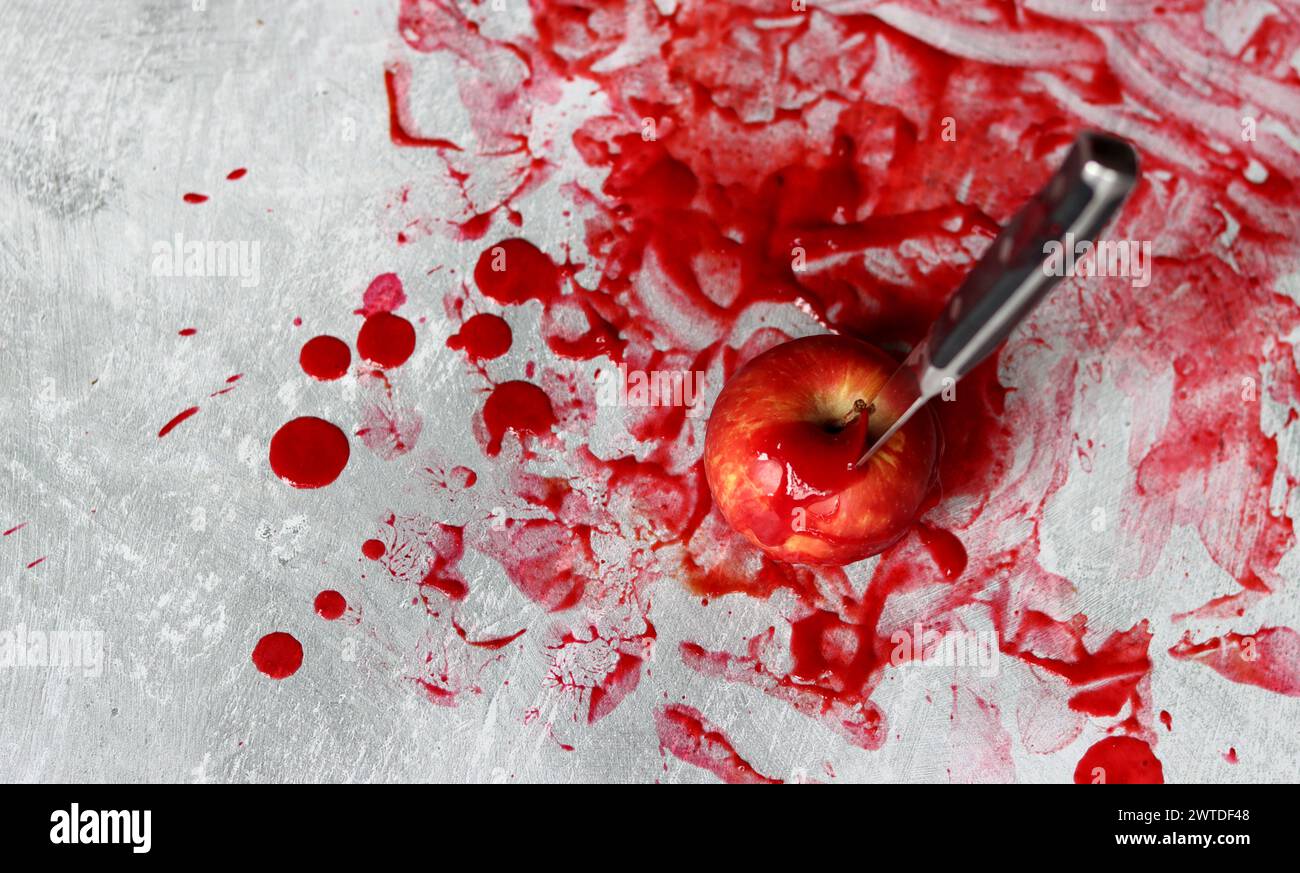 Sang sur la lame d'un couteau. Scène sanglante désordonnée. Concept de science médico-légale. Banque D'Images