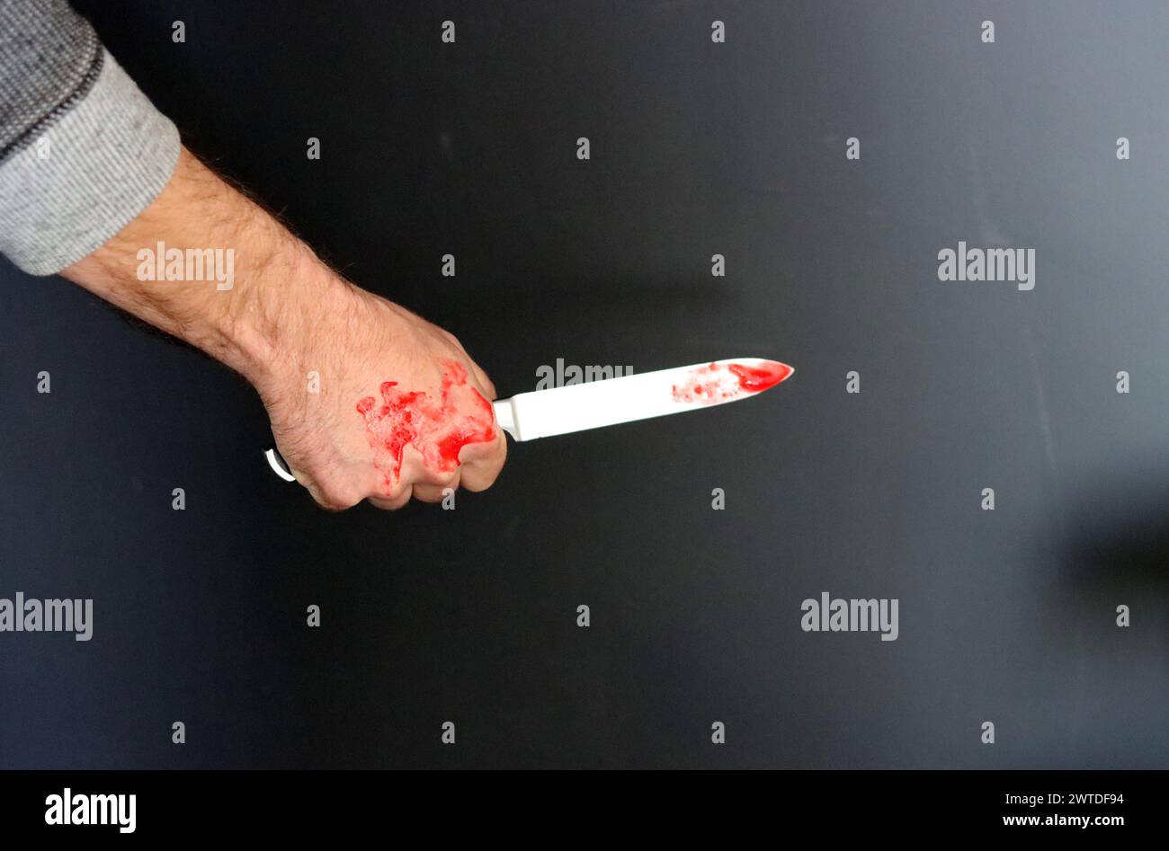 L'homme tient un couteau sanglant. Concept de meurtrier Banque D'Images