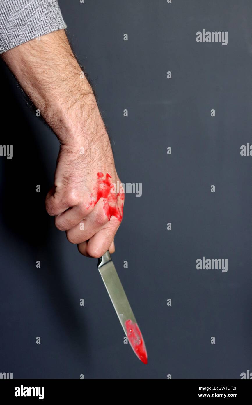 L'homme tient un couteau sanglant. Concept de meurtrier Banque D'Images