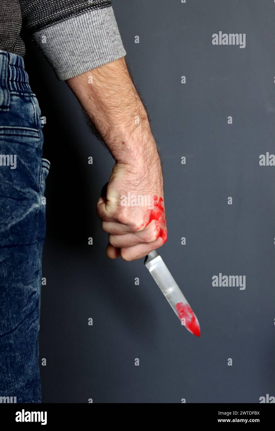 L'homme tient un couteau sanglant. Concept de meurtrier Banque D'Images
