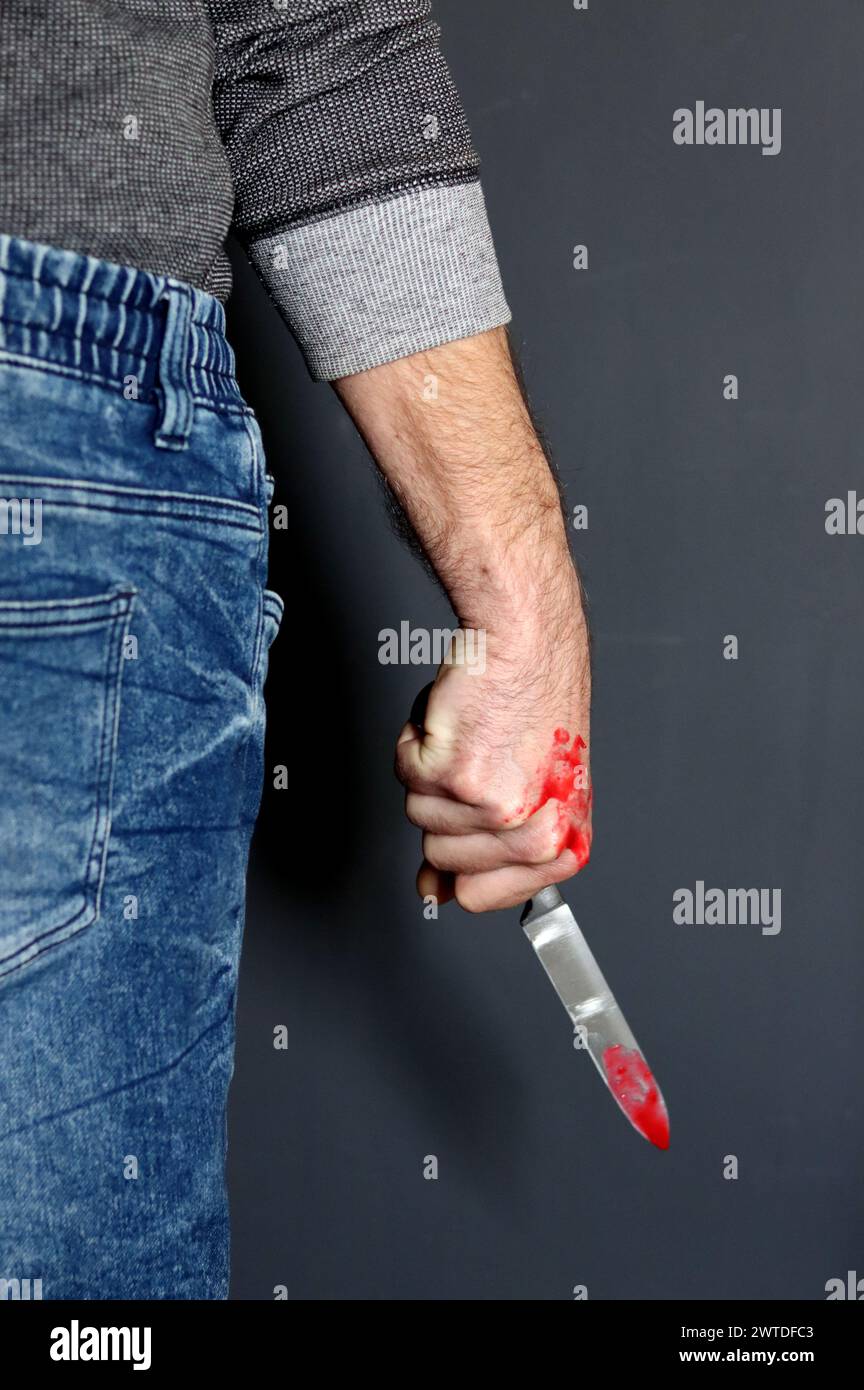 L'homme tient un couteau sanglant. Concept de meurtrier Banque D'Images
