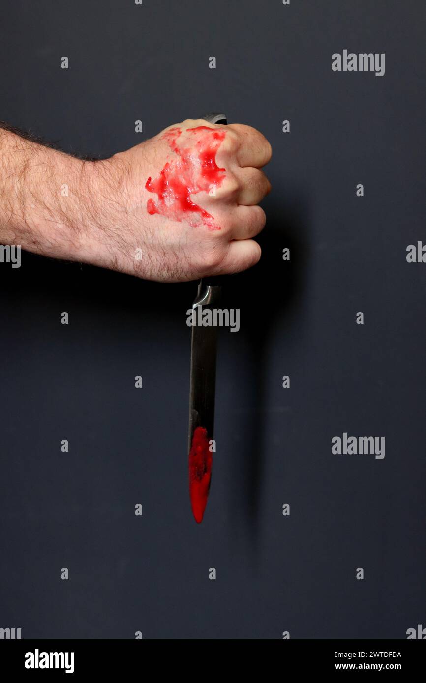 L'homme tient un couteau sanglant. Concept de meurtrier Banque D'Images