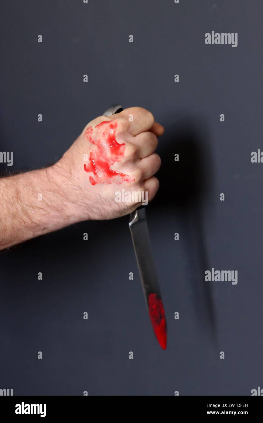 L'homme tient un couteau sanglant. Concept de meurtrier Banque D'Images