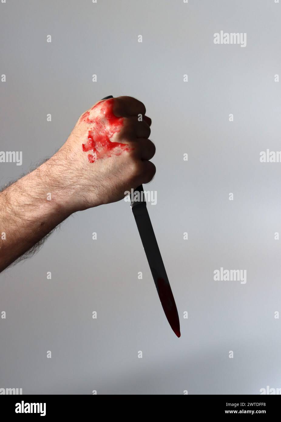 L'homme tient un couteau sanglant. Concept de meurtrier Banque D'Images