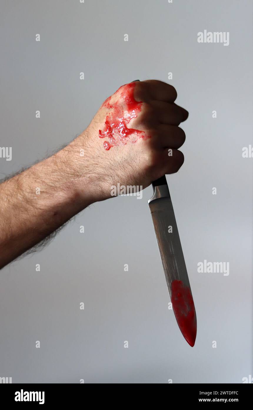 L'homme tient un couteau sanglant. Concept de meurtrier Banque D'Images