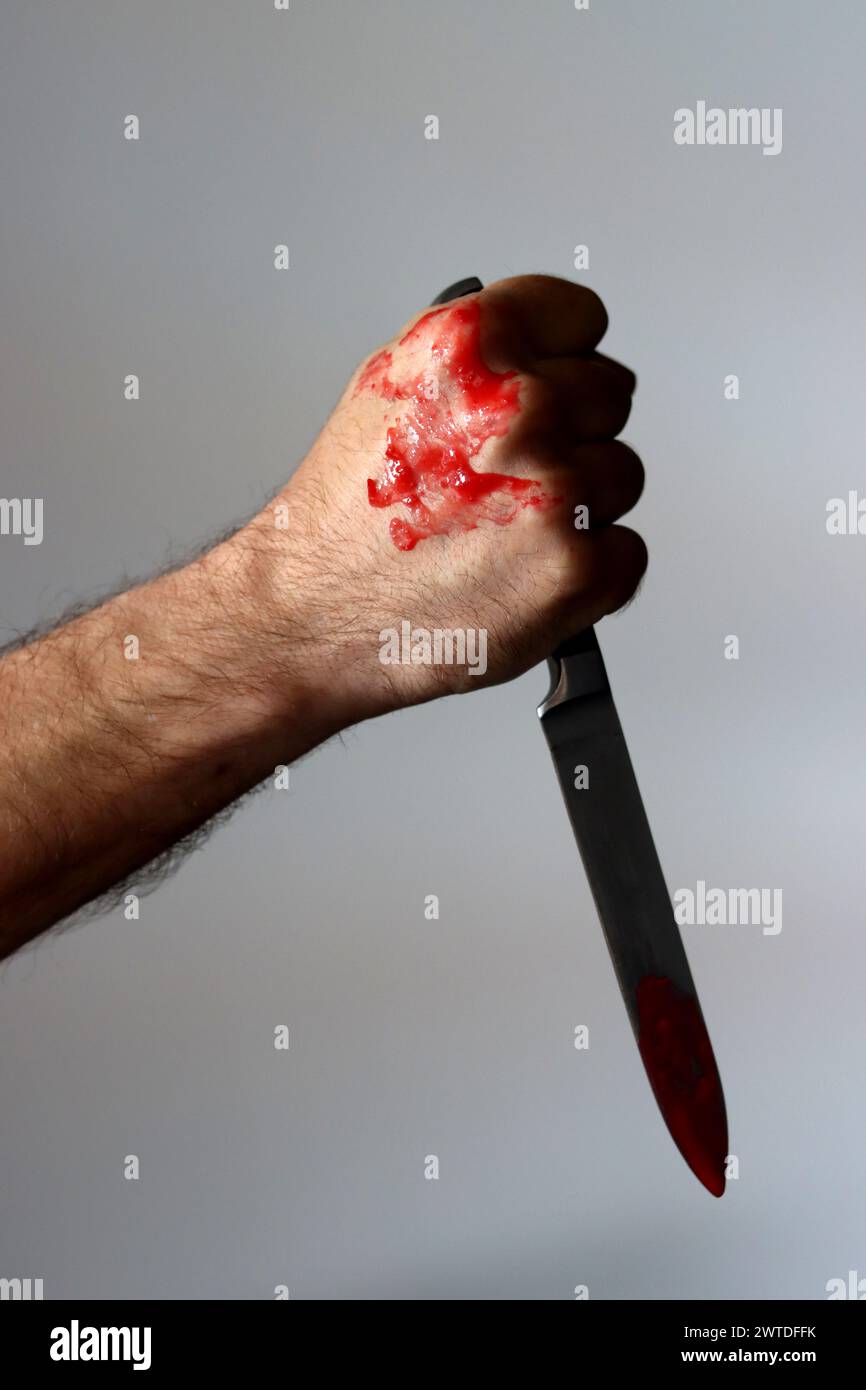 L'homme tient un couteau sanglant. Concept de meurtrier Banque D'Images