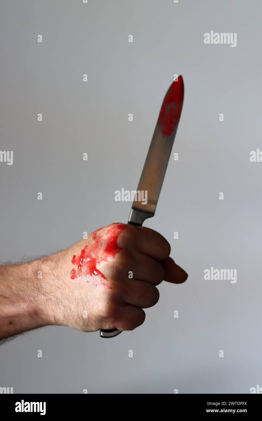 L'homme tient un couteau sanglant. Concept de meurtrier Banque D'Images