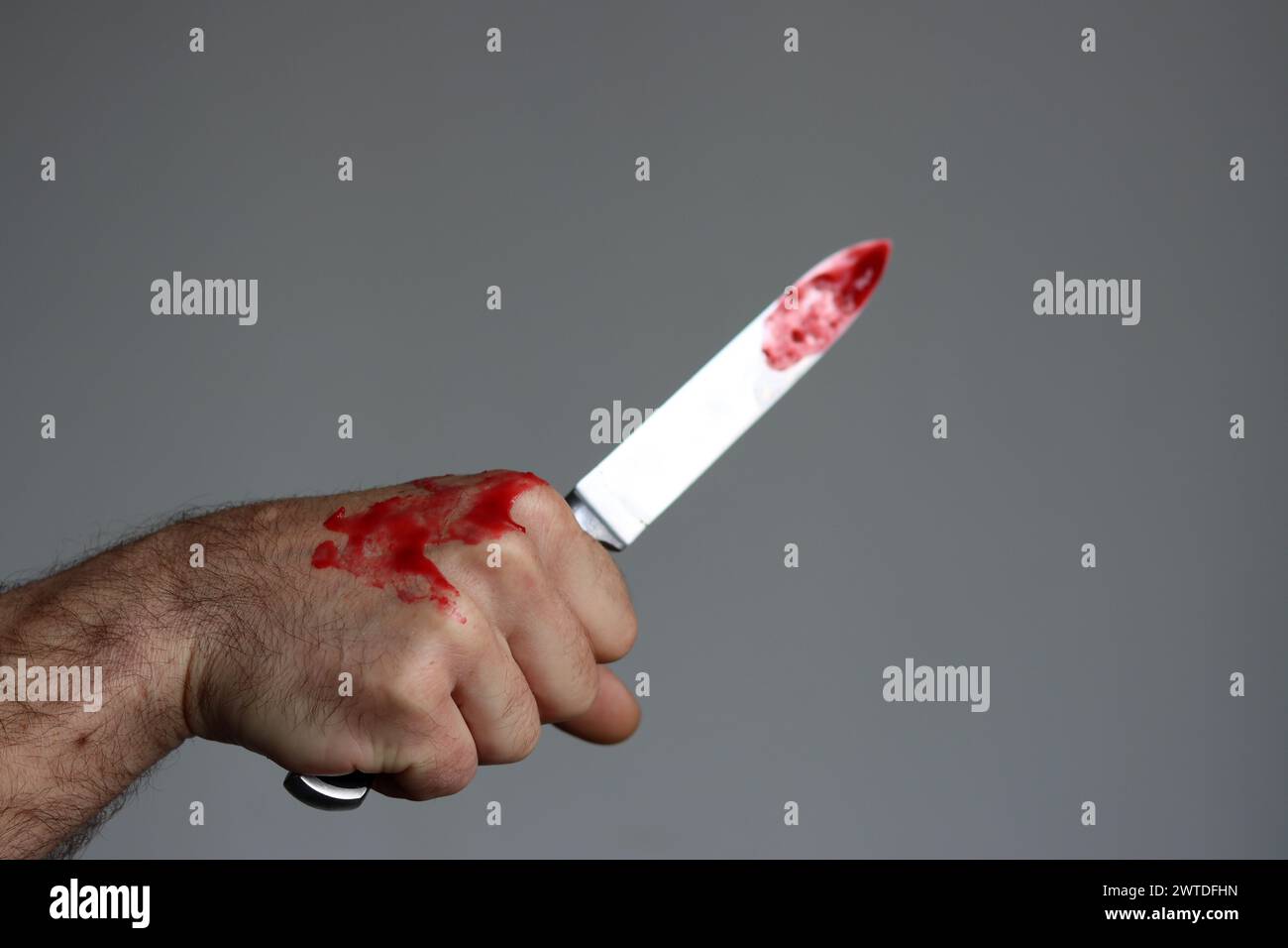 L'homme tient un couteau sanglant. Concept de meurtrier Banque D'Images