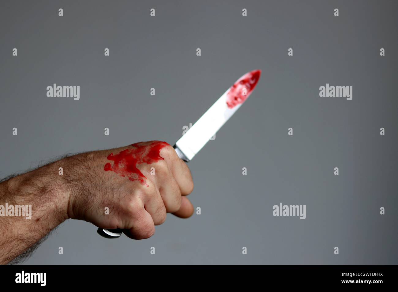 L'homme tient un couteau sanglant. Concept de meurtrier Banque D'Images