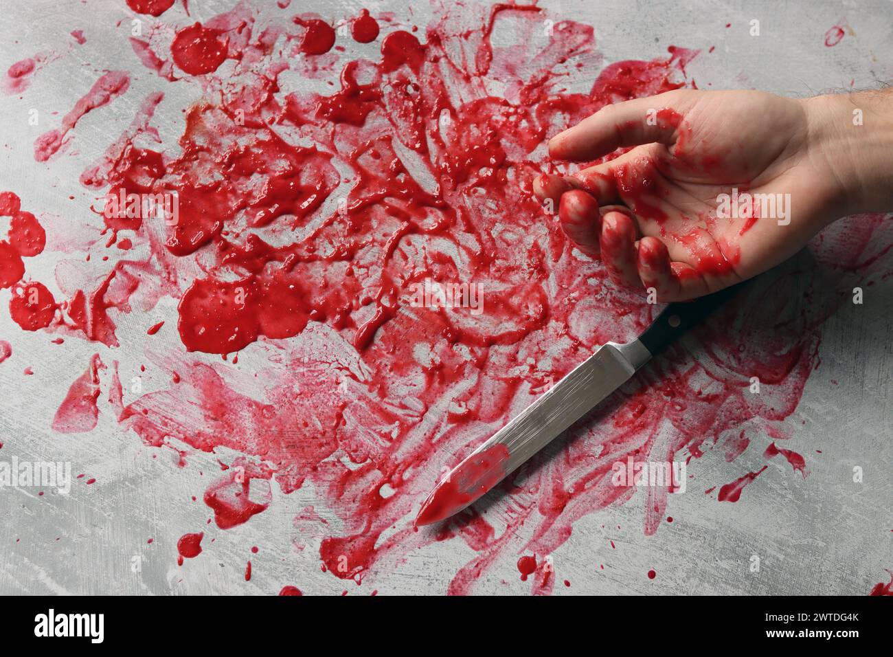 Sang sur la lame d'un couteau. Scène sanglante désordonnée. Concept de science médico-légale. Banque D'Images