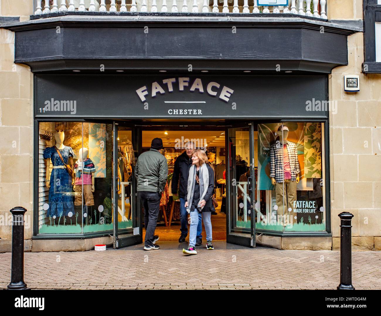 Les acheteurs entrent dans le magasin de mode Fatface dans la ville de Cheshire Banque D'Images