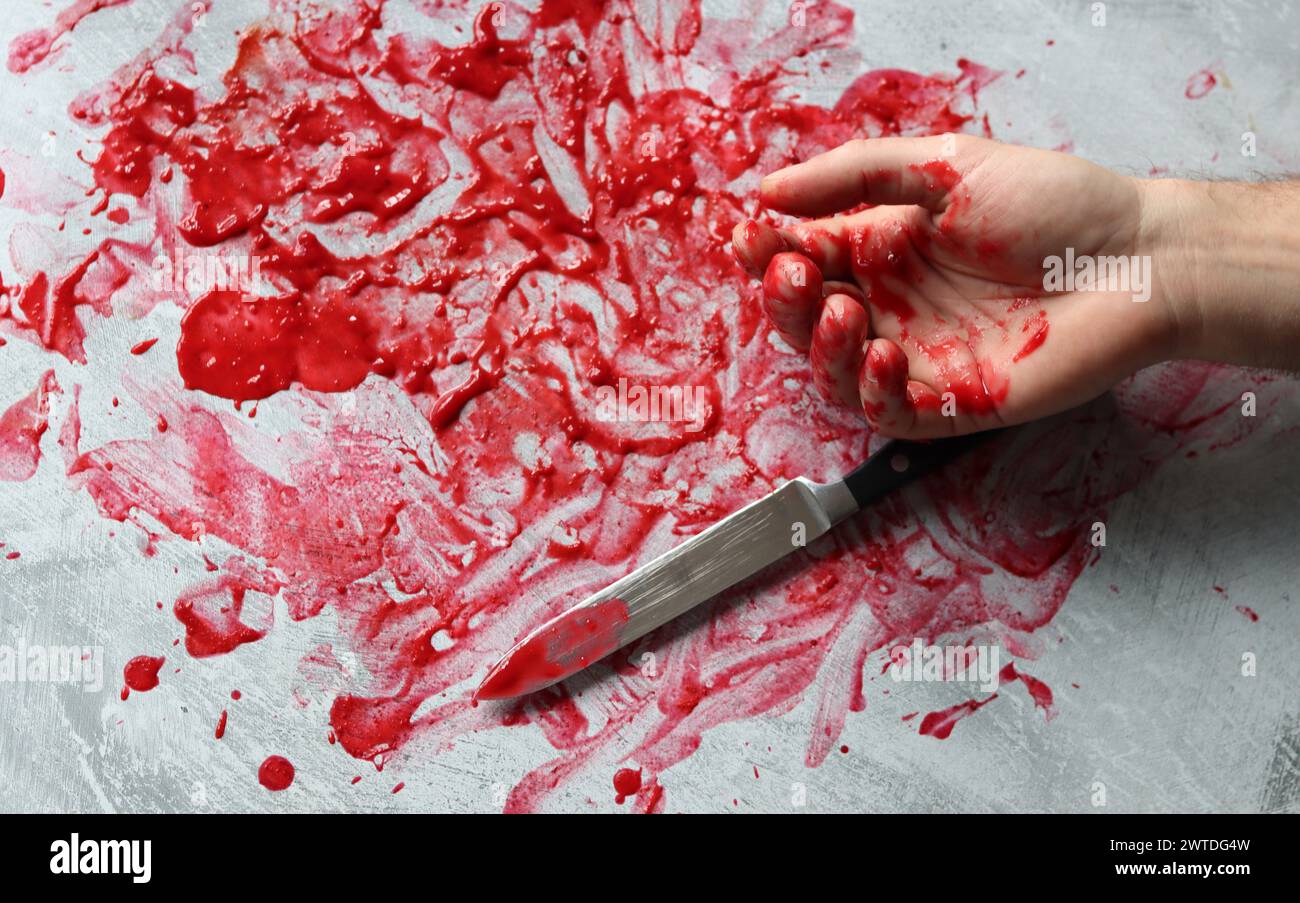 Sang sur la lame d'un couteau. Scène sanglante désordonnée. Concept de science médico-légale. Banque D'Images