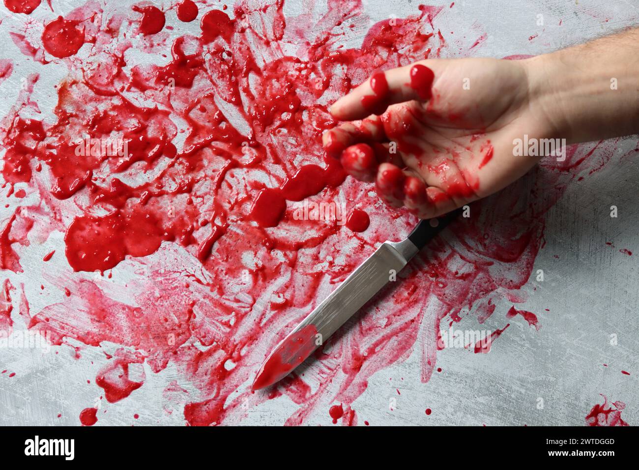 Sang sur la lame d'un couteau. Scène sanglante désordonnée. Concept de science médico-légale. Banque D'Images