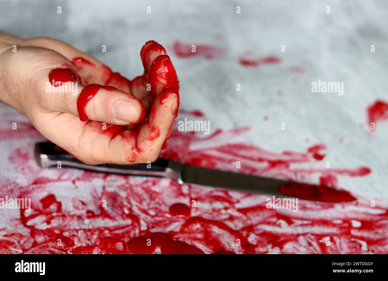 Sang sur la lame d'un couteau. Scène sanglante désordonnée. Concept de science médico-légale. Banque D'Images