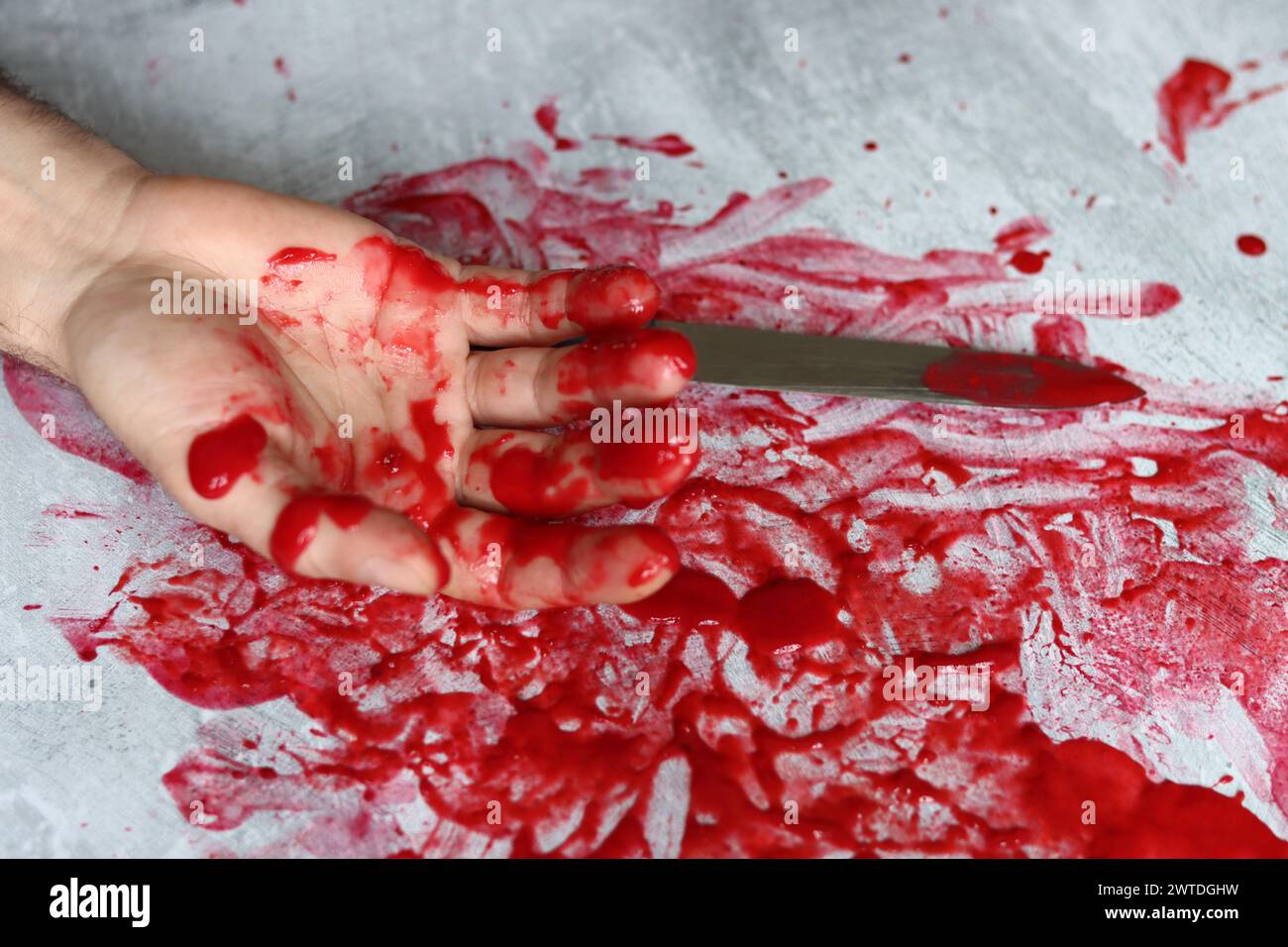 Sang sur la lame d'un couteau. Scène sanglante désordonnée. Concept de science médico-légale. Banque D'Images