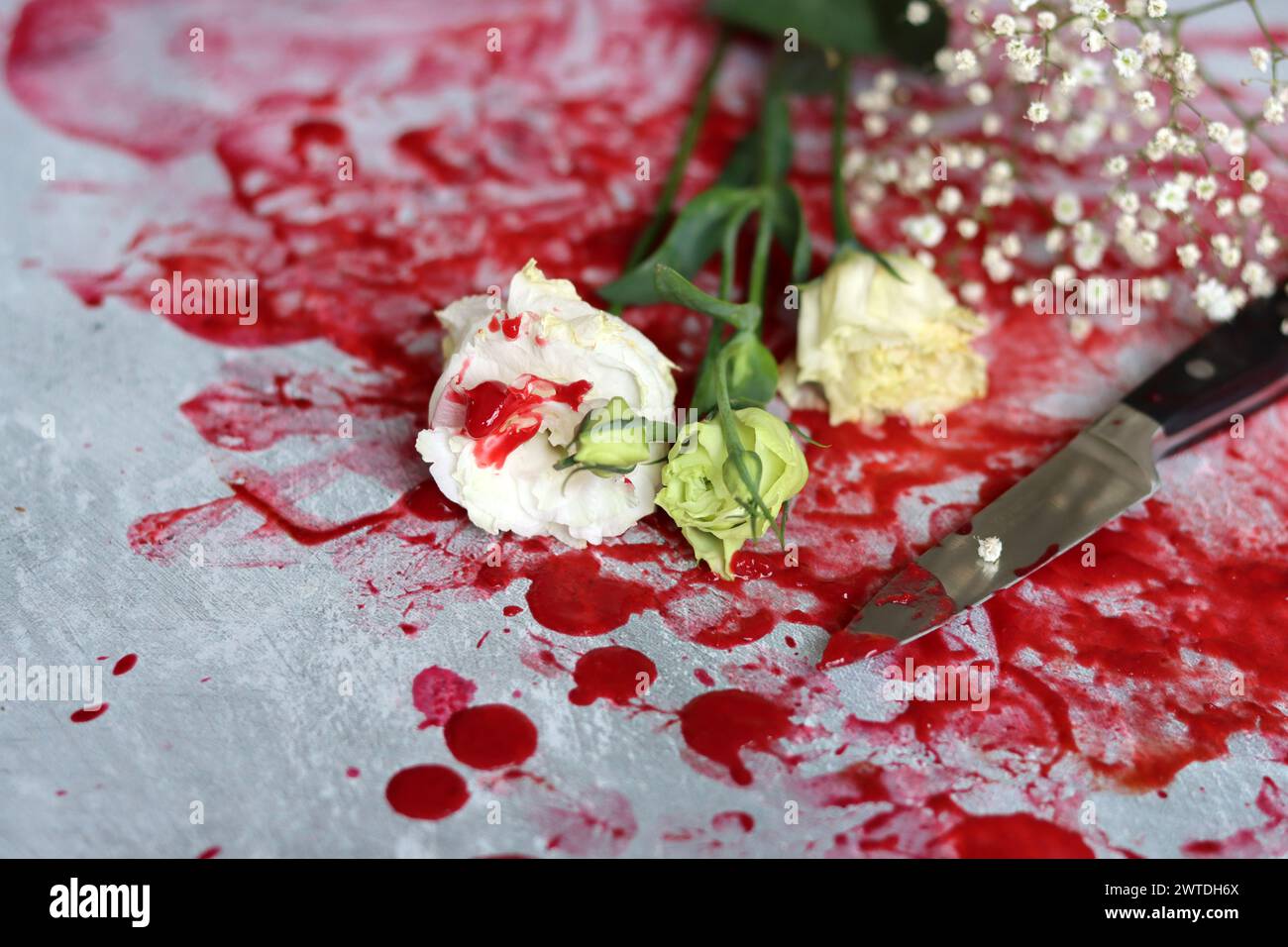 Sang sur la lame d'un couteau. Scène sanglante désordonnée. Concept de science médico-légale. Banque D'Images