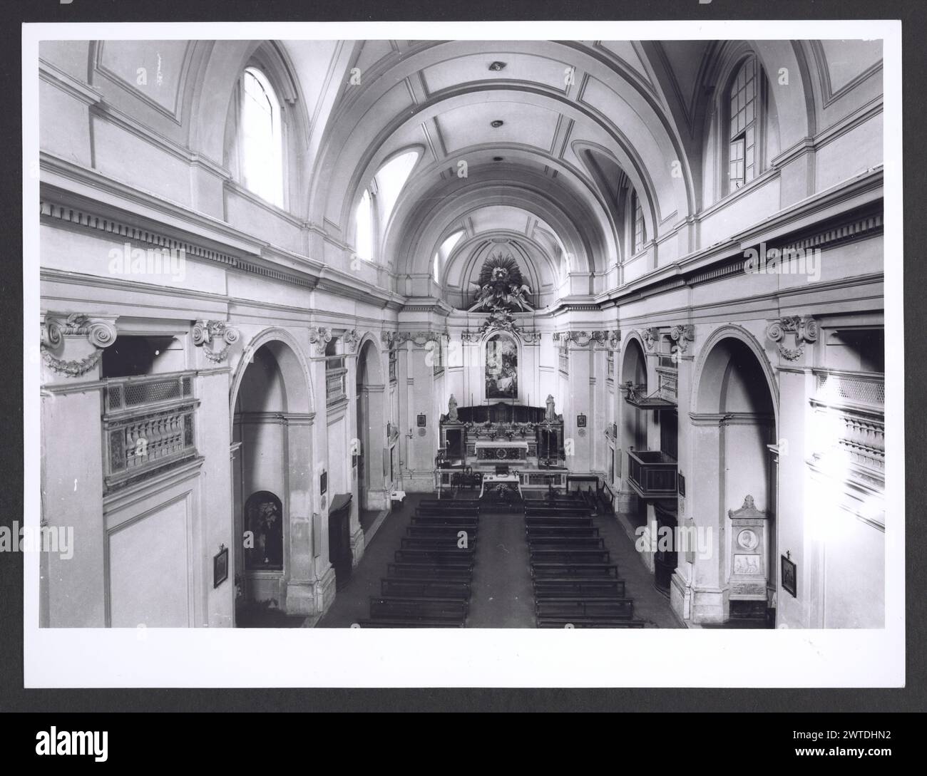 Lazio Roma Bracciano S. Maria Novella. Hutzel, Max 1960-1990 Post-médiéval : architecture, fragments architecturaux, sculpture architecturale, sculpture, marbre intarsia, peinture. Lieu spécifique : Corso Umberto Notes générales : il y avait deux séries d'estampes pour ce monument, maintenant intégrées dans une séquence de chiffres unique. Voir les guides Hutzel pour plus d'informations sur le re-séquencement. Photographe et érudit d'origine allemande Max Hutzel (1911-1988) photographié en Italie du début des années 1960 jusqu'à sa mort. Le résultat de ce projet, désigné par Hutzel comme Foto Arte Minore, est une documentation approfondie de Banque D'Images