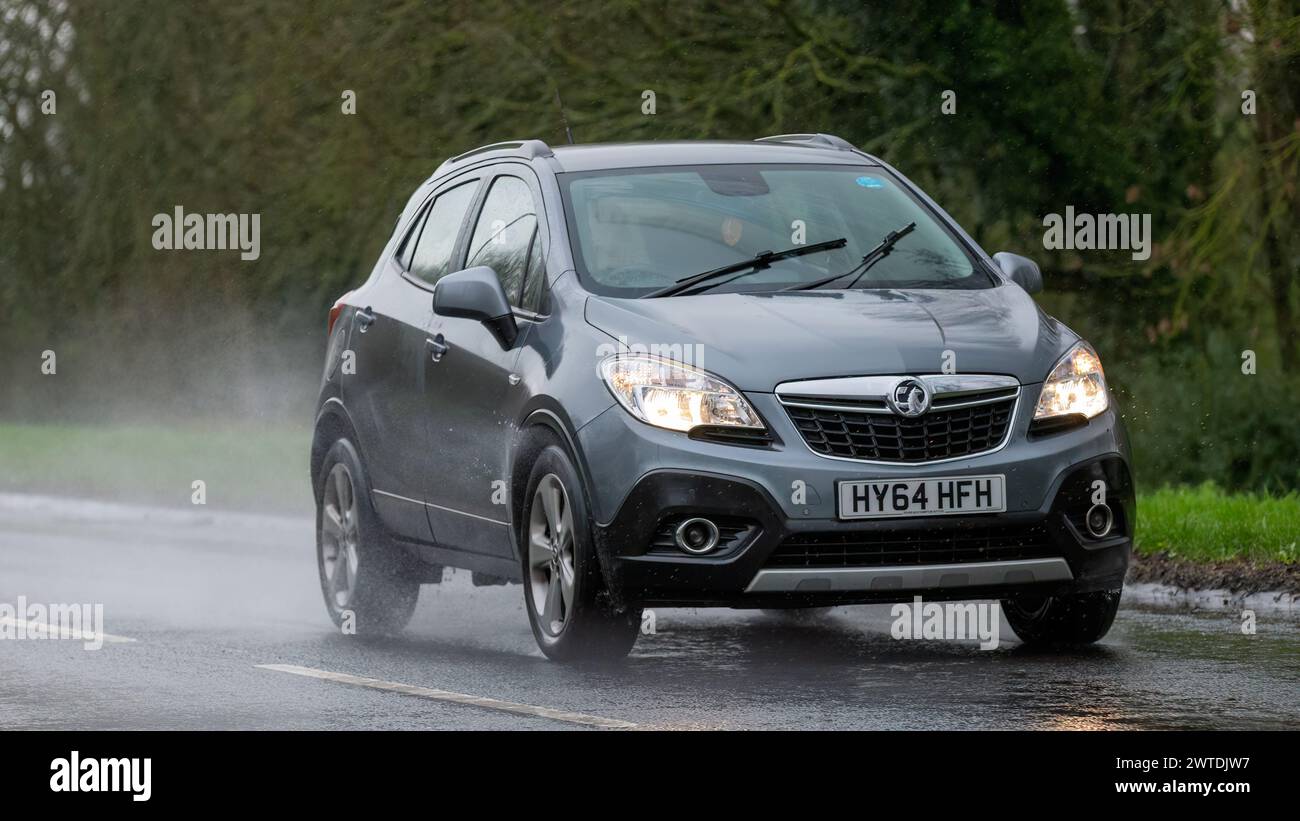 Milton Keynes, UK-Mar 17th 2024 : 2014 gris Vauxhall Mokka voiture conduisant sous la pluie Banque D'Images