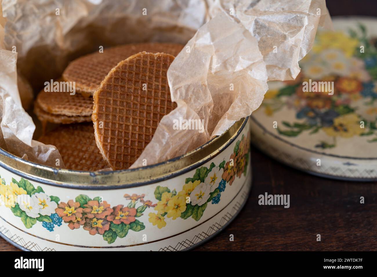 Scène rustique avec stroopwafels hollandais traditionnels dans un pot à biscuits, mise au point sélective Banque D'Images