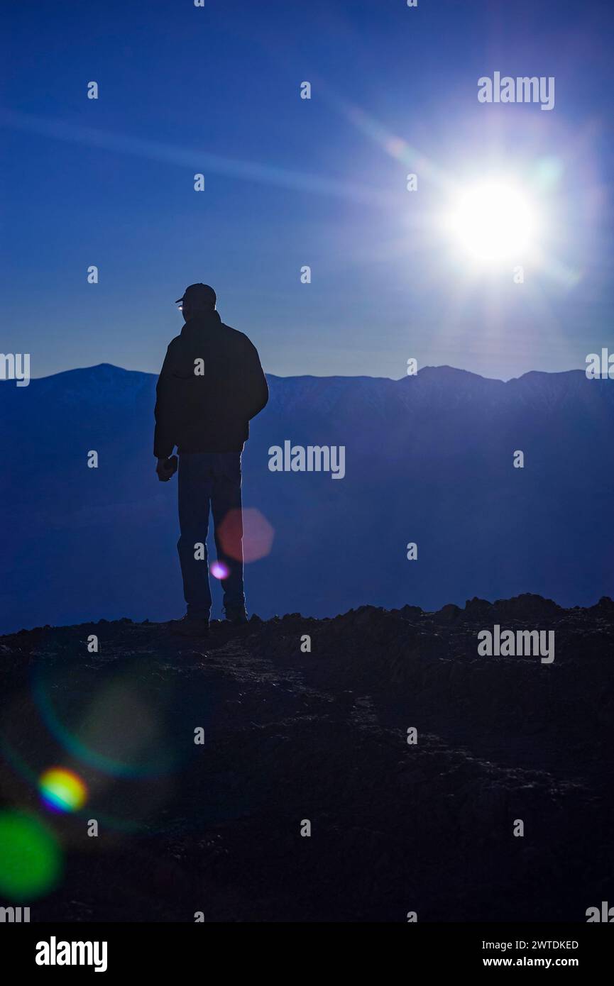 Homme regardant au-dessus de la vallée paisible, Nevada, USA Banque D'Images