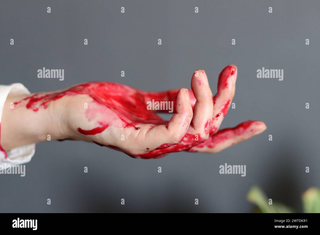 Main sanglante gros plan photo. Suicide, abus, meurtre, concept de crime. Banque D'Images