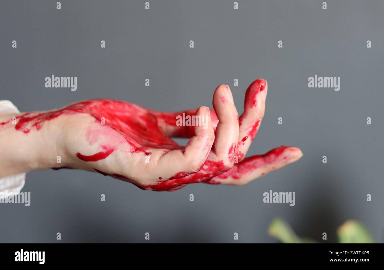 Main sanglante gros plan photo. Suicide, abus, meurtre, concept de crime. Banque D'Images
