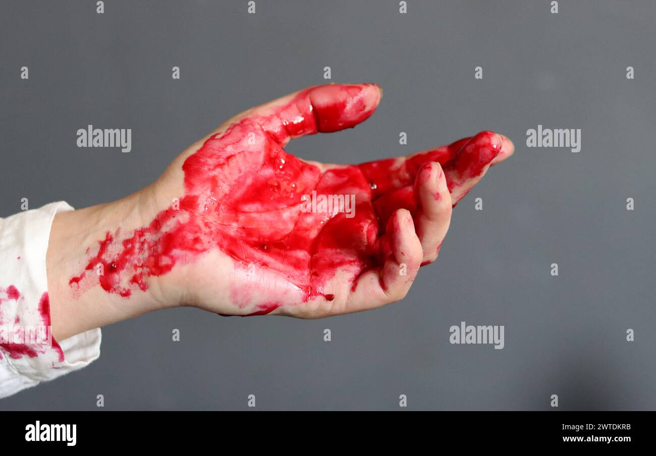 Main sanglante gros plan photo. Suicide, abus, meurtre, concept de crime. Banque D'Images