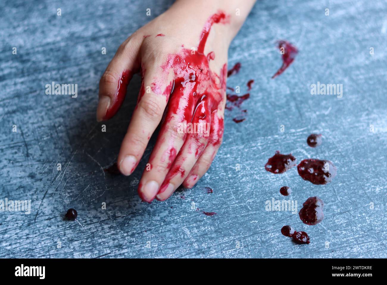 Main sanglante gros plan photo. Suicide, abus, meurtre, concept de crime. Banque D'Images