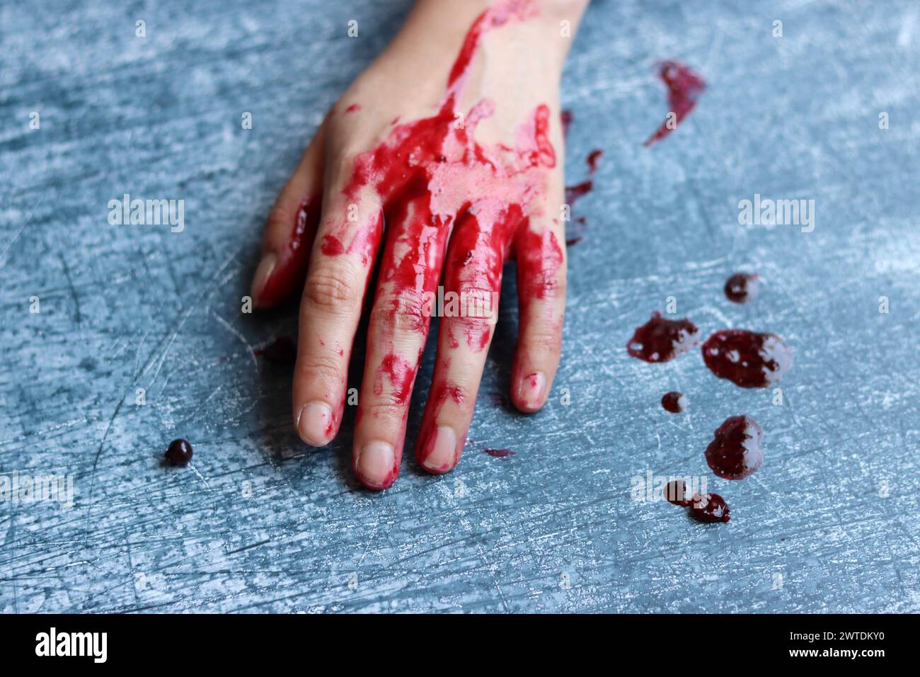 Main sanglante gros plan photo. Suicide, abus, meurtre, concept de crime. Banque D'Images