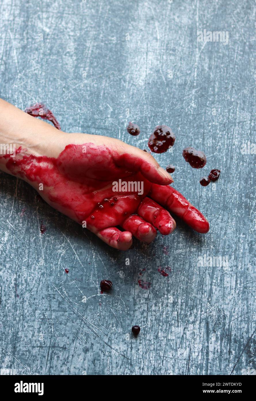 Main sanglante gros plan photo. Suicide, abus, meurtre, concept de crime. Banque D'Images