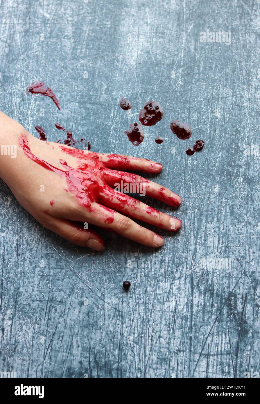 Main sanglante gros plan photo. Suicide, abus, meurtre, concept de crime. Banque D'Images