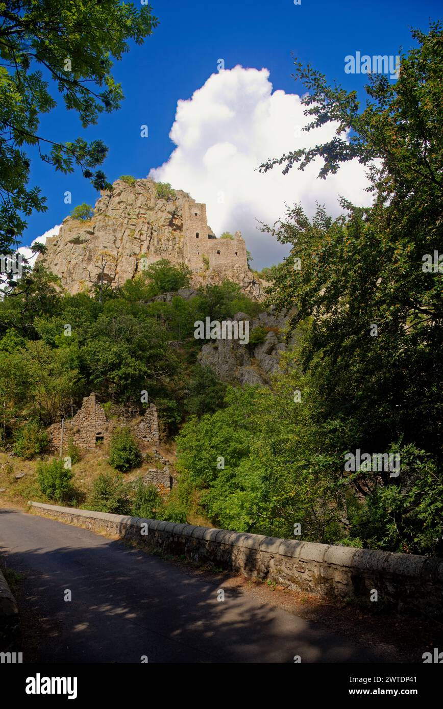 les gorges et la tour de borne au pied du petit village de borne dans le Vercors Banque D'Images