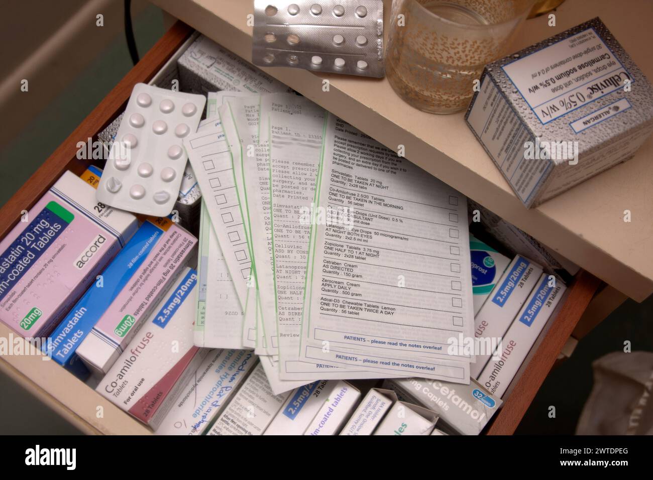 tiroir rempli de médicaments sur ordonnance et de prescriptions répétées Banque D'Images