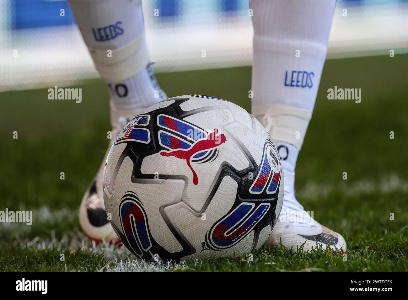 EFL Puma match ball avec le joueur de Leeds United derrière pendant le match du Sky Bet Championship Leeds United vs Millwall à Elland Road, Leeds, Royaume-Uni, 17 mars 2024 (photo de James Heaton/News images) Banque D'Images