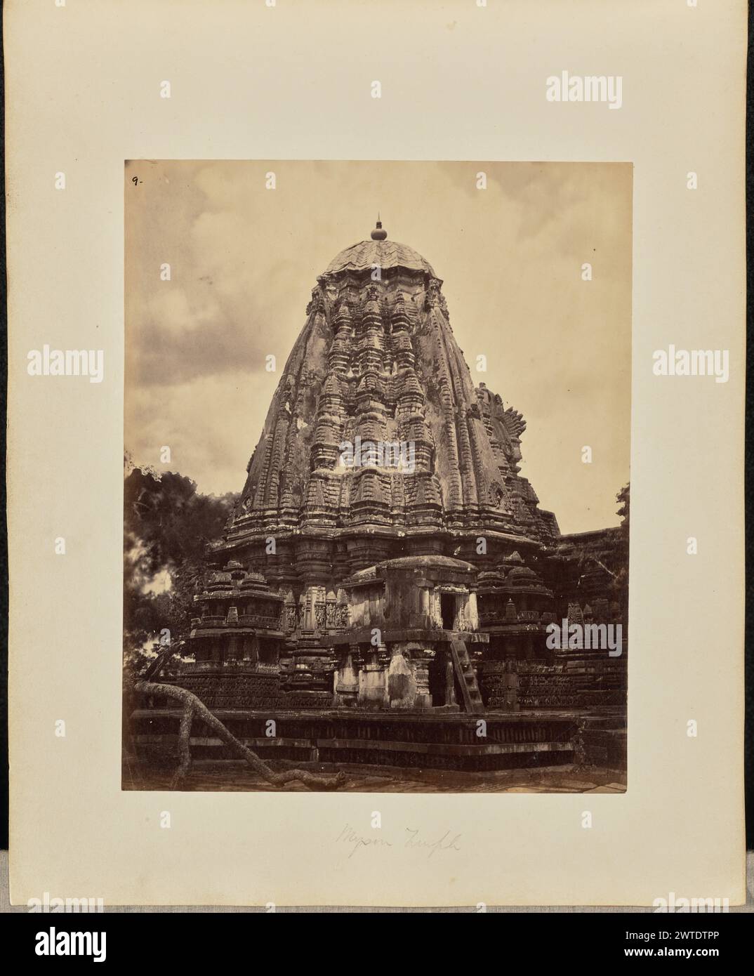 Temple Mysore. Inconnu, photographe vers 1866–1870 vue d'un sanctuaire dans le temple de Chennakeshava, avec son dôme en forme de cloche et ses détails sculptés dans la pierre. Une échelle de pierre peut être vue à la base du sanctuaire. (Recto, impression) en haut à gauche, à l'encre noire : '9.' ; (recto, monture) en bas au centre, au crayon : 'Mysore Temple' ; (verso, monture) en bas à droite, au crayon : 'A48.44 [latéralement]'; Banque D'Images