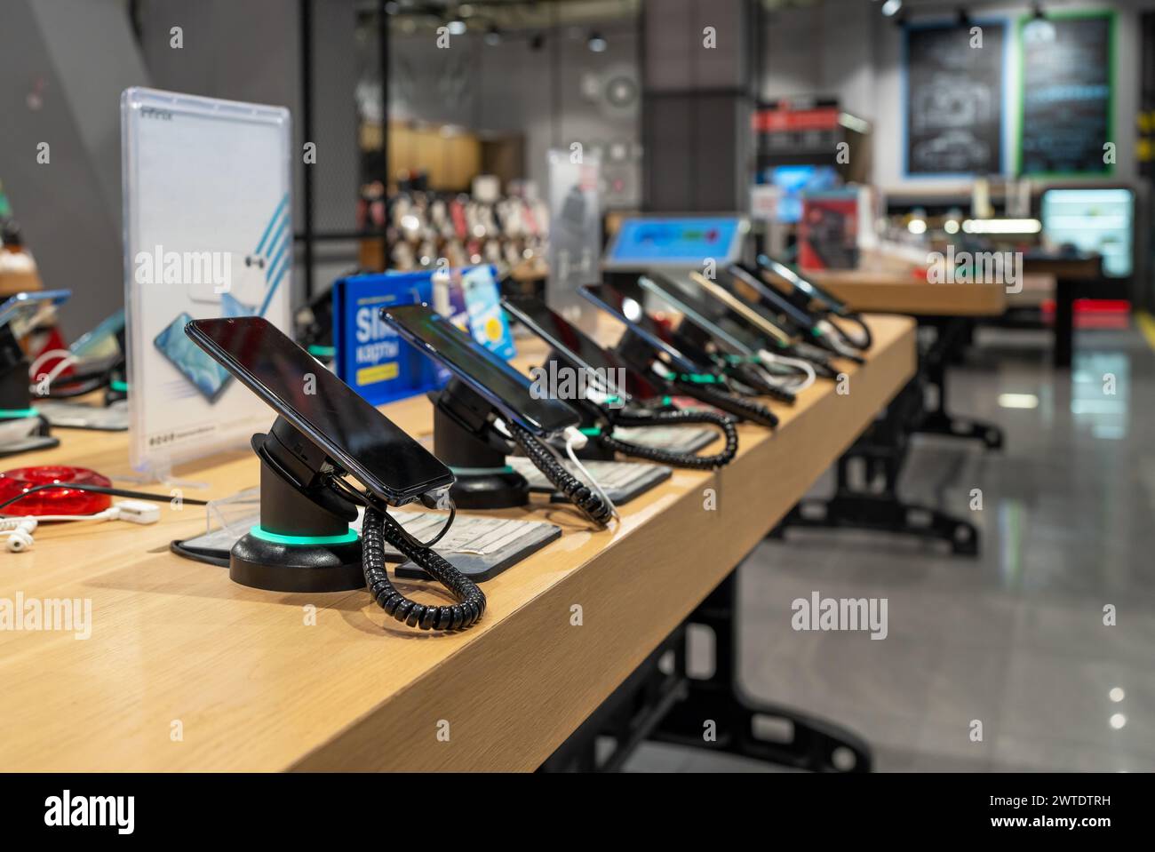 Vitrine avec smartphones dans le magasin d'électronique moderne. Achetez un téléphone portable. De nombreux smartphones sur l'étagère du magasin de technologie Banque D'Images
