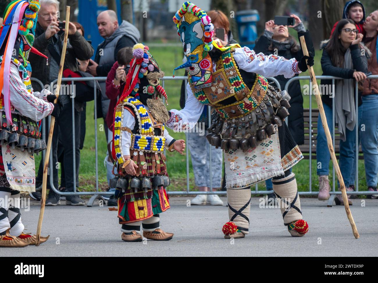 17 mars 2024 Yambol Bulgarie : Festival Parade la tradition élaborée et costumée attire des équipes de tous les pays des Balkans pour concourir hommes, femmes et enfants exécuter des rituels traditionnels destinés à effrayer les mauvais esprits. Le chef du Saint Synode orthodoxe bulgare Neofit Patriarche est mort à l'âge de 78 ans, l'annulation des jeux de cette année jeux anniversaire. Les touristes et les habitants apprécient de se poser des questions parmi les masques Giant Kukrie, la nourriture traditionnelle et la musique. La tradition bulgare est pratiquée depuis Thrace Times Clifford Norton Alamy Live News Banque D'Images