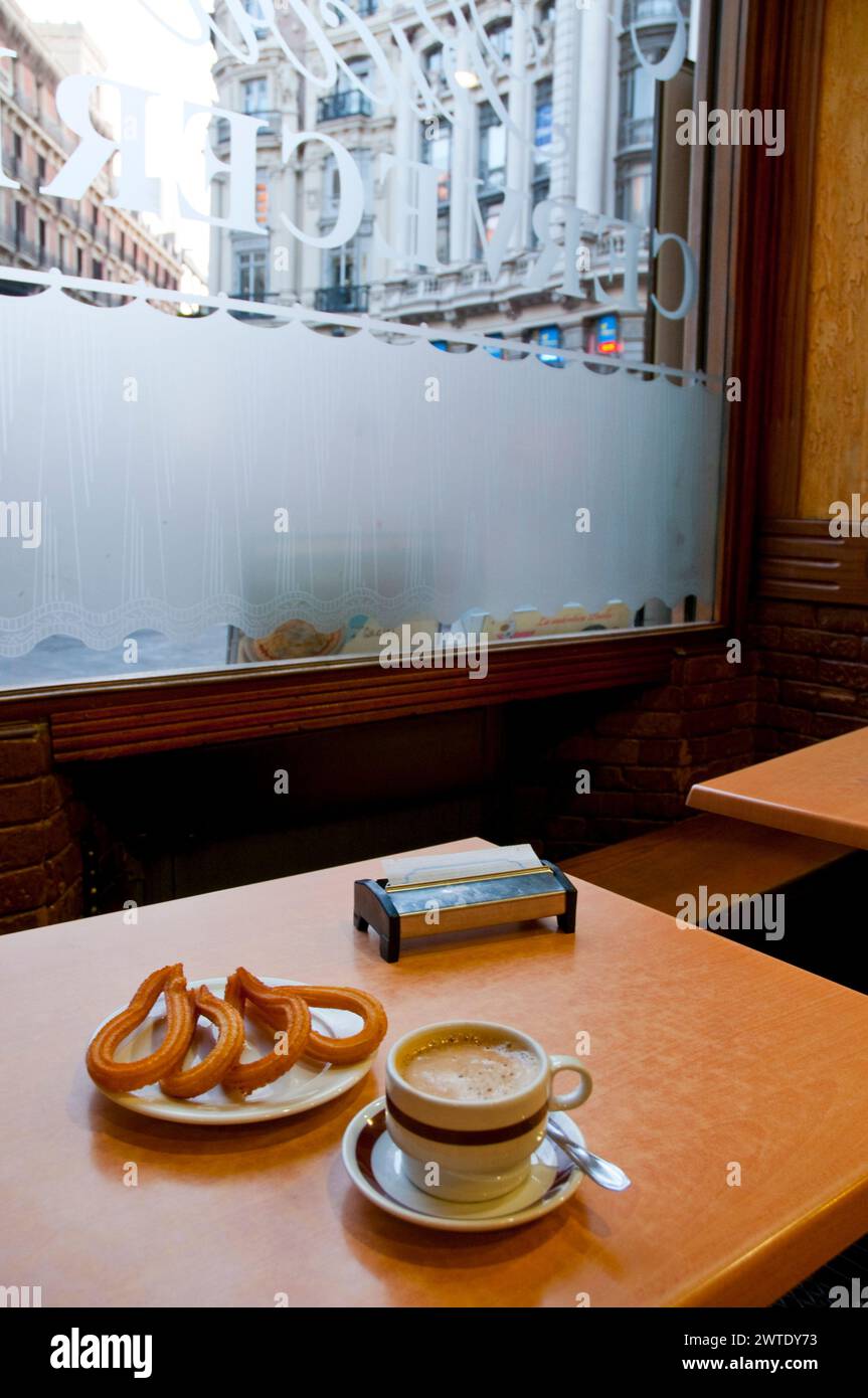 Café avec des churros. Madrid, Espagne. Banque D'Images