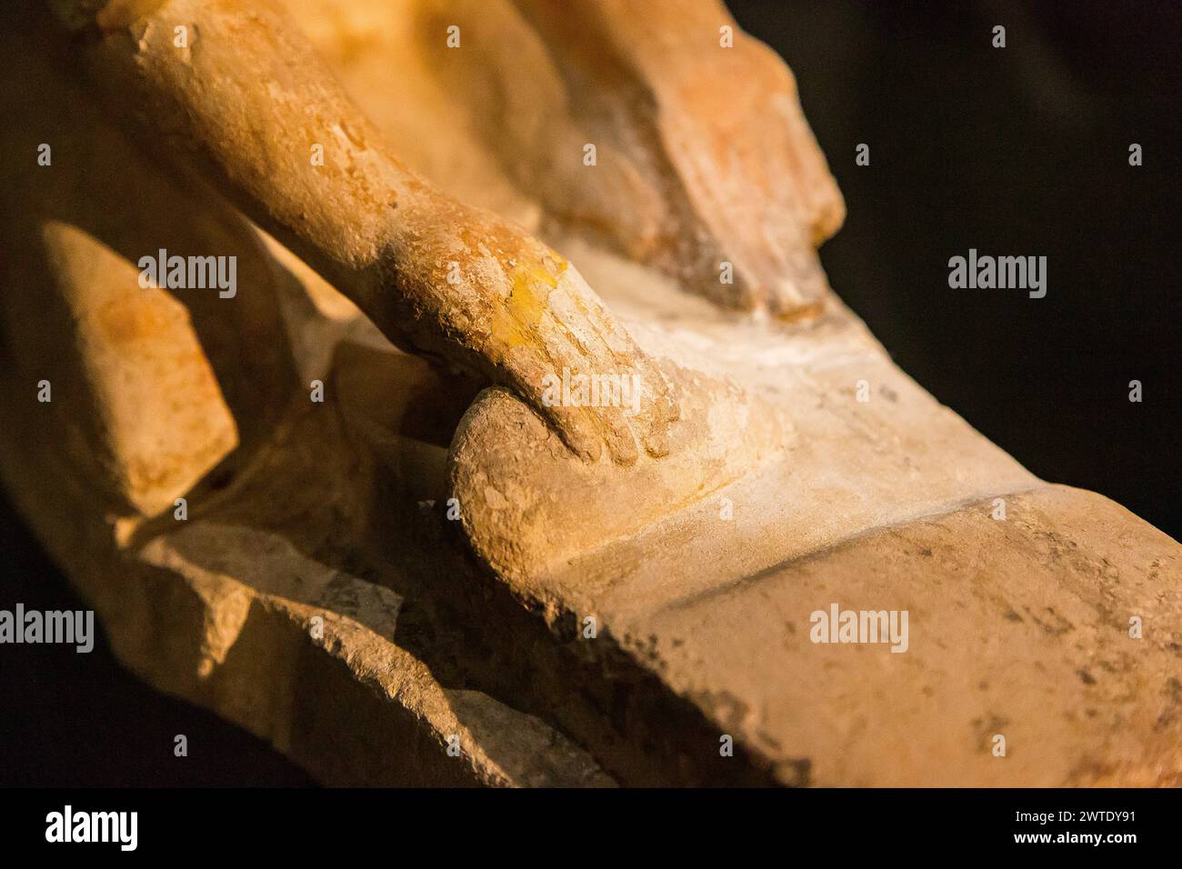 Musée national d'Alexandrie, modèle de statuette d'un serviteur pétrissant de la pâte pour faire du pain. Main droite, il gratte avec un outil. Banque D'Images