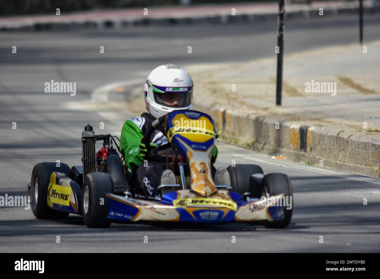 Srinagar, Inde. 17 mars 2024. Un coureur de Go-Kart participe à une course lors d’un événement de sport automobile organisé pour dynamiser le tourisme dans la vallée, à Srinagar. Pour promouvoir le tourisme dans la vallée du Cachemire, la course automobile de formule 4 de 1,7 km de long a eu lieu sur les rives du célèbre lac Dal. La course comportait des cascades de pilotes professionnels de formule 4. Crédit : SOPA images Limited/Alamy Live News Banque D'Images