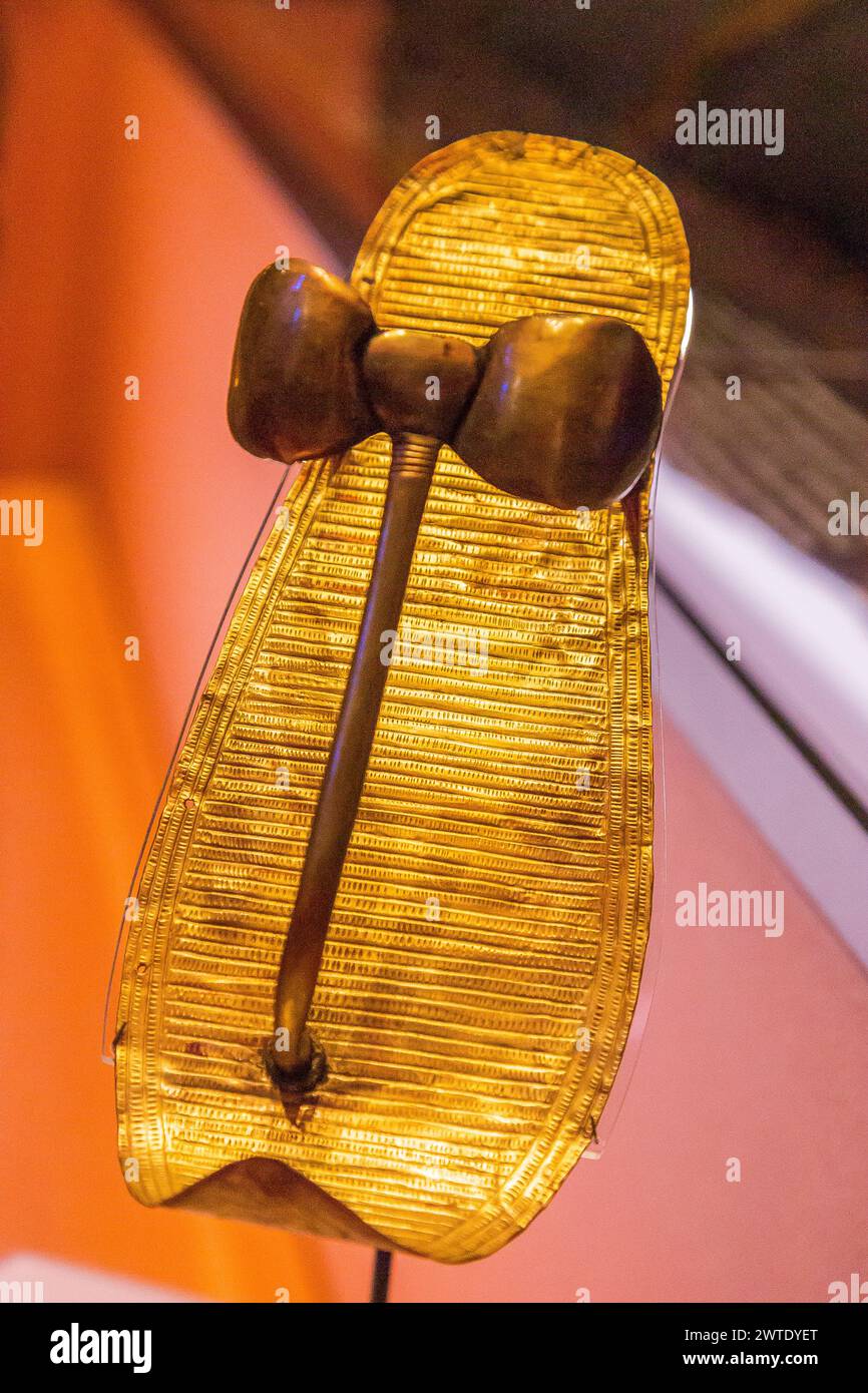 Egypte, le Caire, bijoux Toutankhamon, de sa tombe à Louxor : sandale en or. Banque D'Images