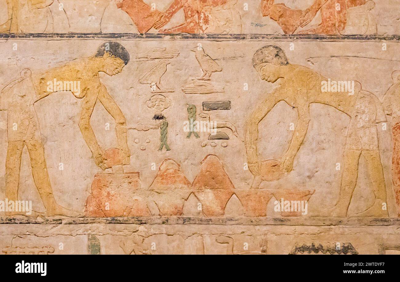 Egypte, Saqqara, tombeau de Ty, scènes de boulangerie : verser le levain et la pâte dans les mini-fours. Banque D'Images