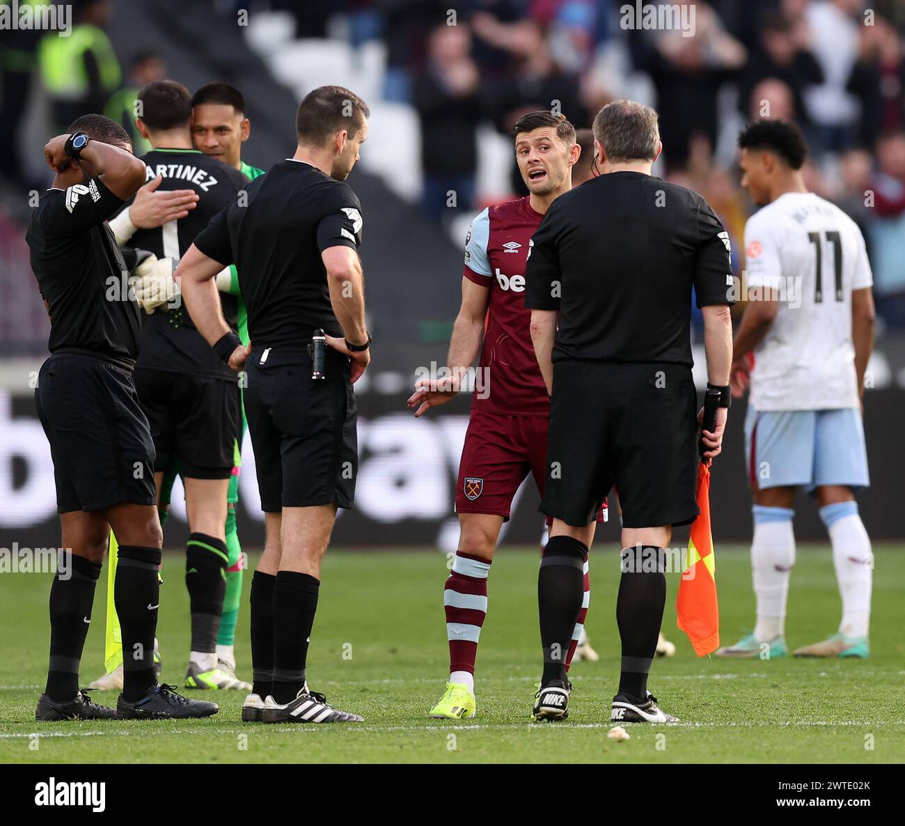 Londres, Royaume-Uni. 17 mars 2024. Aaron Cresswell de West Ham United parle à l'arbitre Jarred Gillett lors du match de premier League au London Stadium. Le crédit photo devrait se lire comme suit : David Klein/Sportimage crédit : Sportimage Ltd/Alamy Live News Banque D'Images